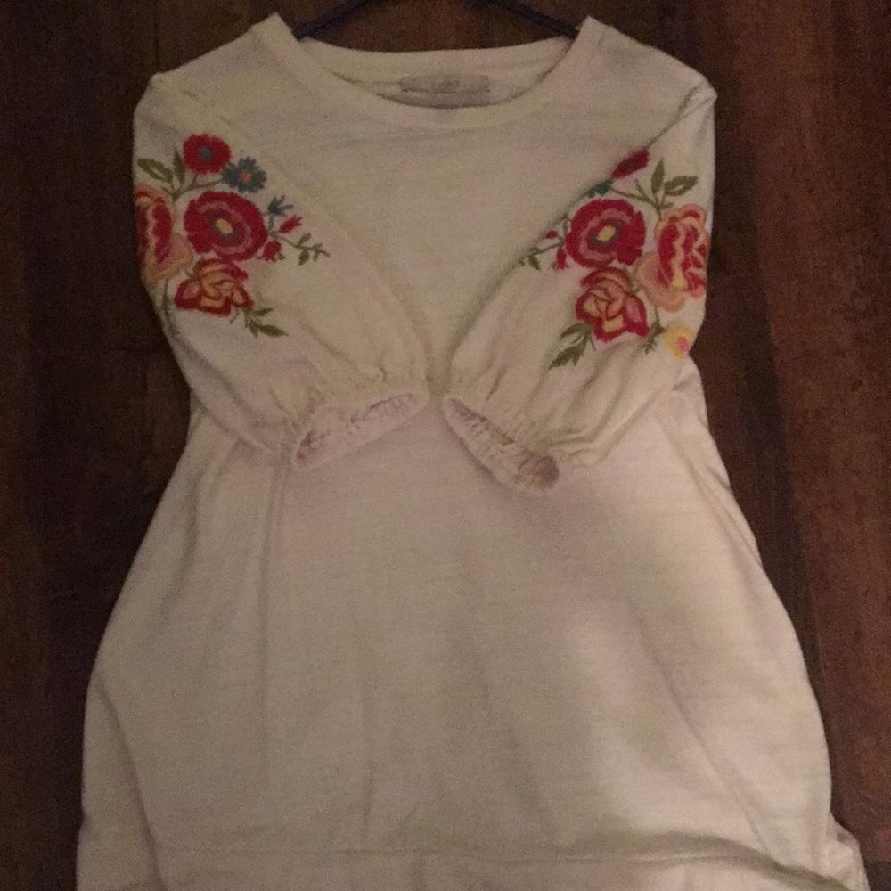 Loft short sleeve knit top w/ embroidered sleeves.